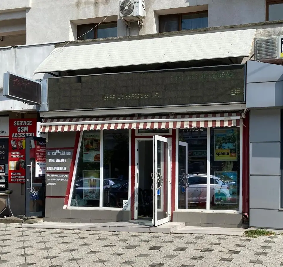 Intrarea în agenția Buticul de Călătorii, pe strada Mihai Viteazu nr. 3 din Bacău