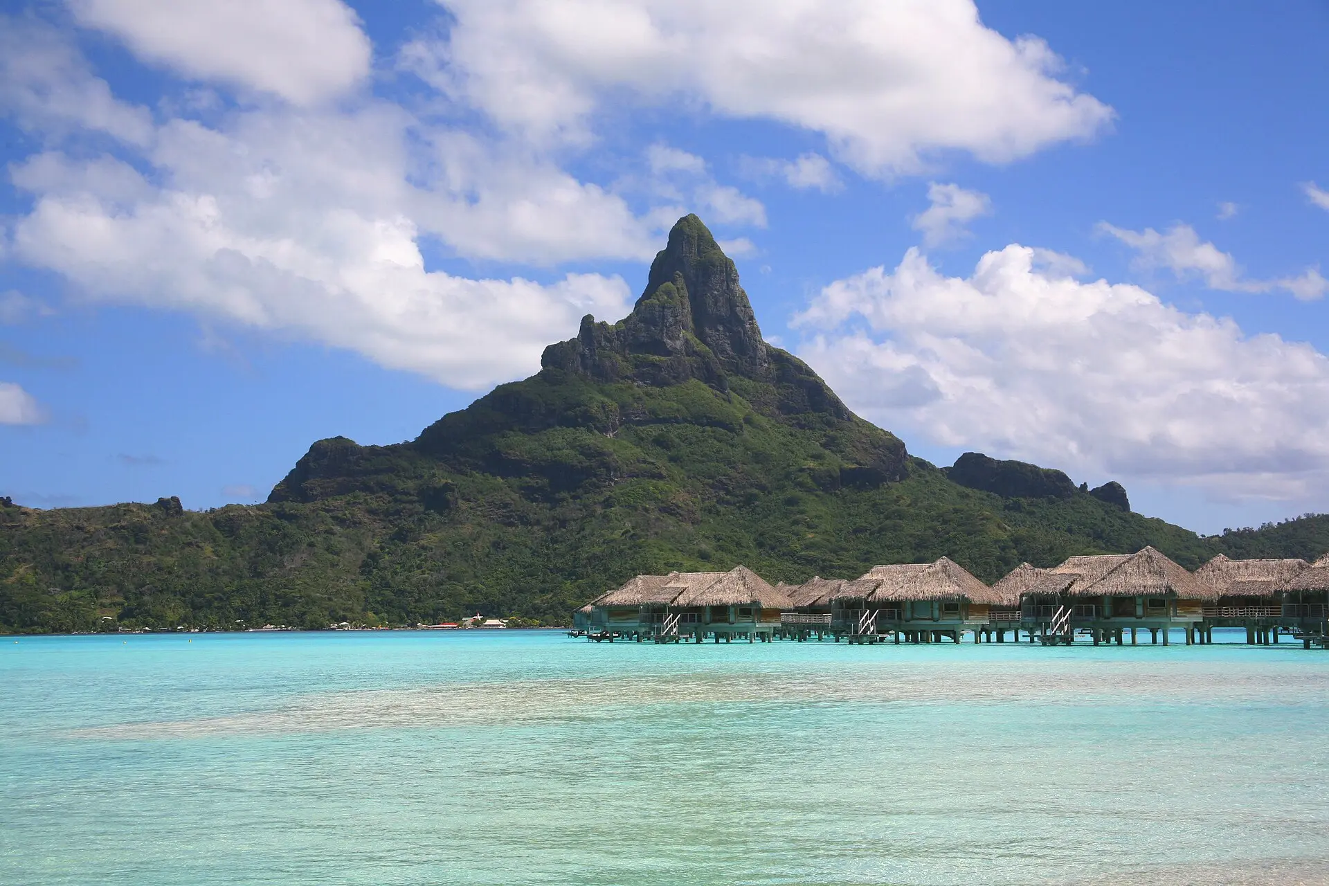 Vile pe apă în laguna din Bora Bora