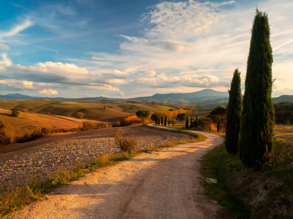 Dealurile aurii din Val d’Orcia, cu chiparoși pe creastă