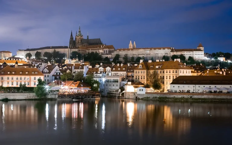Castelul din Praga luminat noaptea, văzut de pe Podul Carol