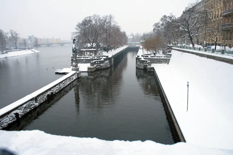 Malul Vltavei acoperit de zăpadă, în Praga