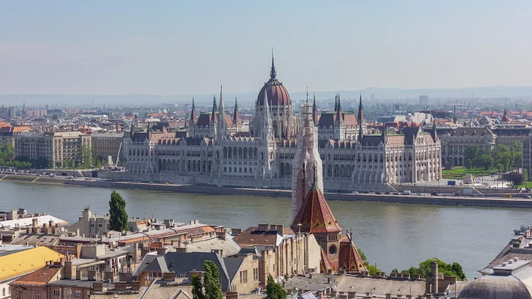 Parlamentul din Budapesta, pe malul Dunării, văzut de pe Bastionul Pescarilor