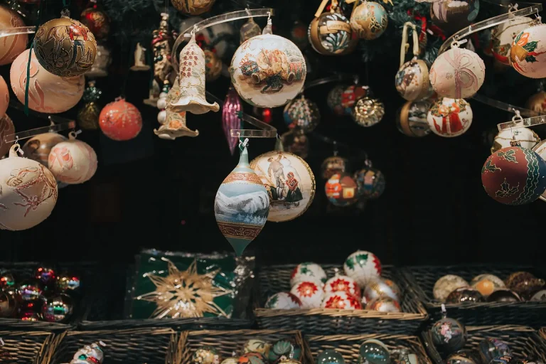 Globuri de Crăciun pictate, la o tarabă din târg