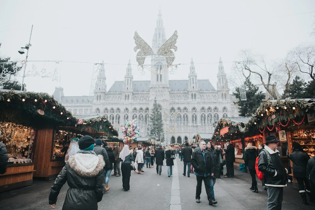 Târgul de Crăciun din fața Primăriei din Viena, cu căsuțe luminate