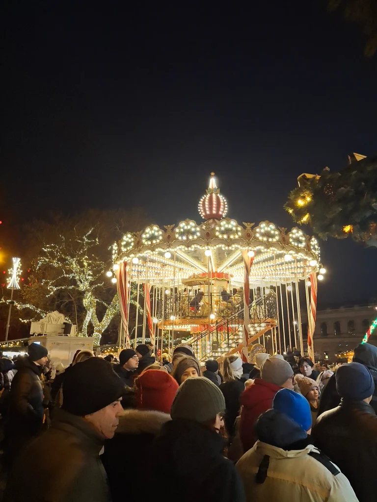 Caruselul din târgul de Crăciun de la Primăria din Viena, seara
