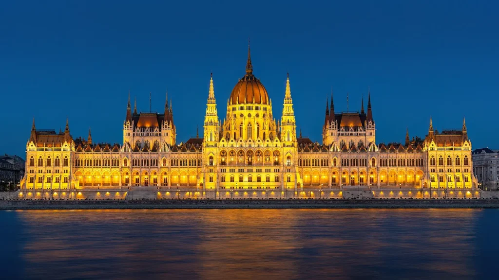 Parlamentul din Budapesta luminat la ora albastră, oglindit în Dunăre