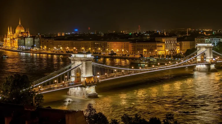Podul cu Lanțuri din Budapesta noaptea, cu orașul luminat în spate