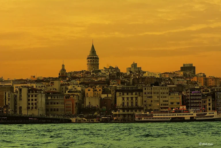 Turnul Galata în lumina apusului, peste Cornul de Aur