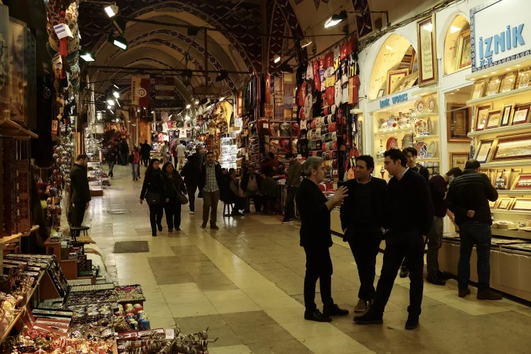Marele Bazar din Istanbul, cu prăvăliile luminate
