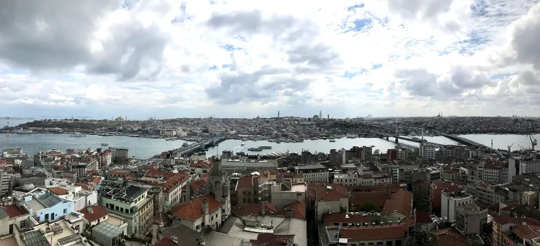 Istanbulul văzut din Turnul Galata, cu Cornul de Aur și podurile