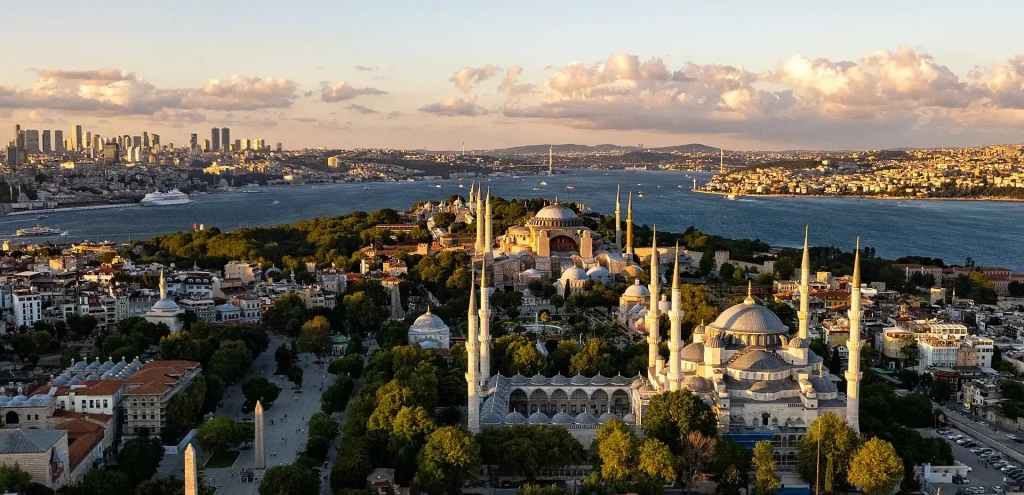 Peninsula istorică a Istanbulului, cu Moscheea Albastră și Sfânta Sofia, iar în spate orașul modern